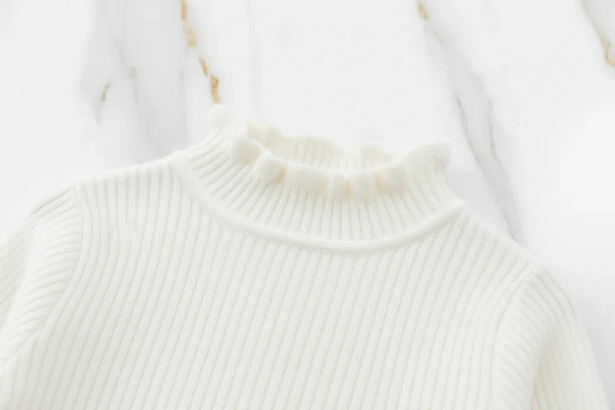سويتر أبيض مبطن - تفاصيل الياقة