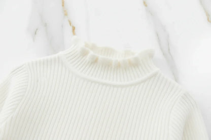 سويتر أبيض مبطن - تفاصيل الياقة