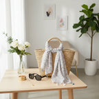 وشاح ملفوف على حقيبة