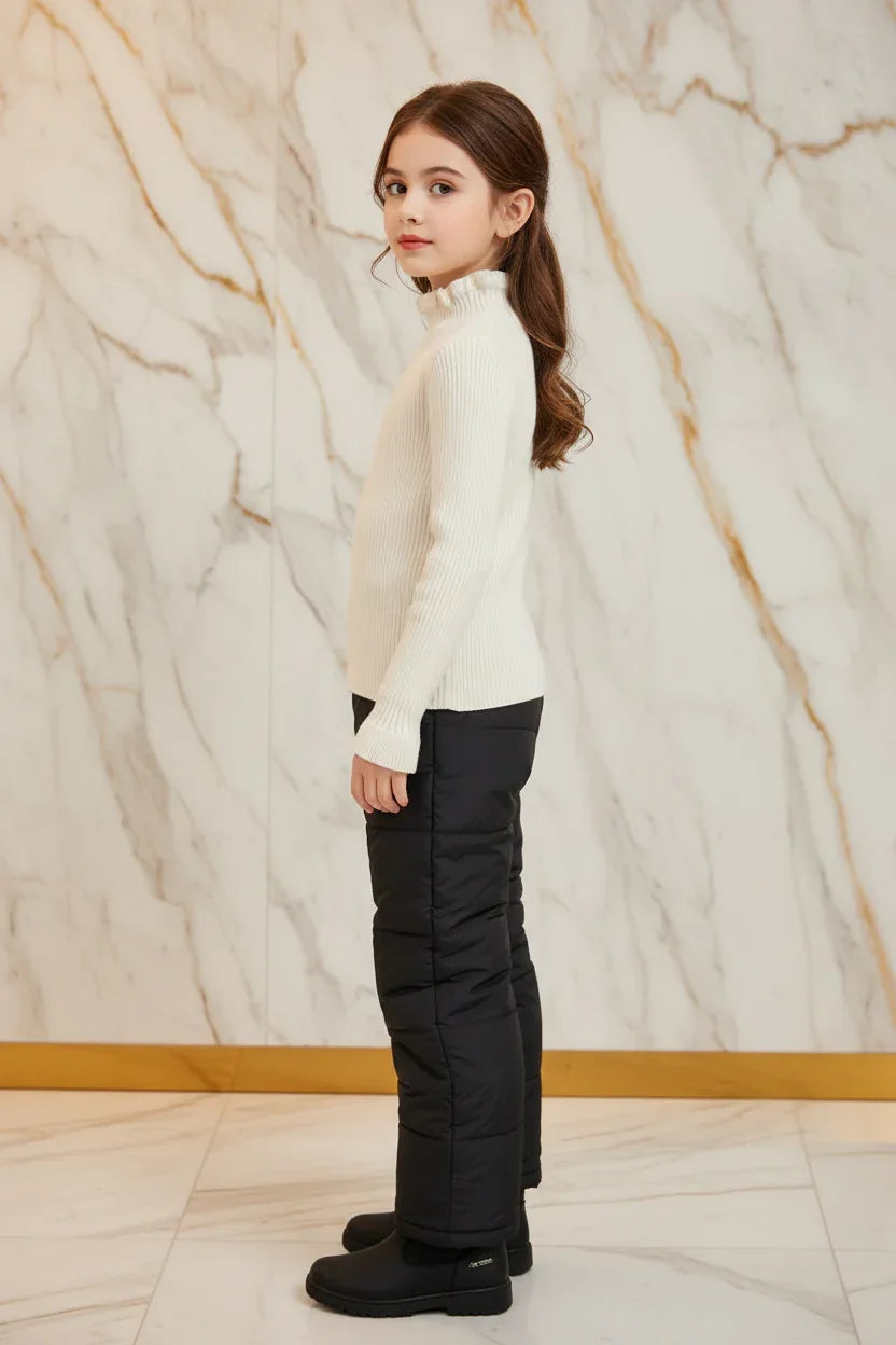 سويتر أبيض فروي مع بنطال أسود - جانبي أيسر