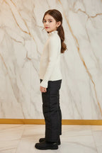 سويتر أبيض فروي مع بنطال أسود - جانبي أيسر