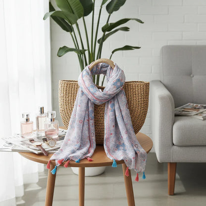 وشاح منسدل على حقيبة