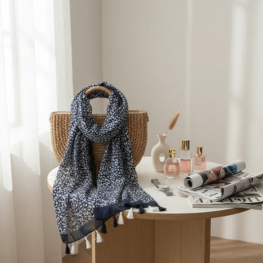 وشاح منسدل على حقيبة