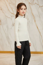 سويتر أبيض مع بنطال أسود - زاوية يمين