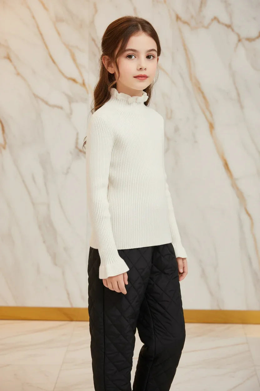 سويتر أبيض مع بنطال أسود - زاوية يمين