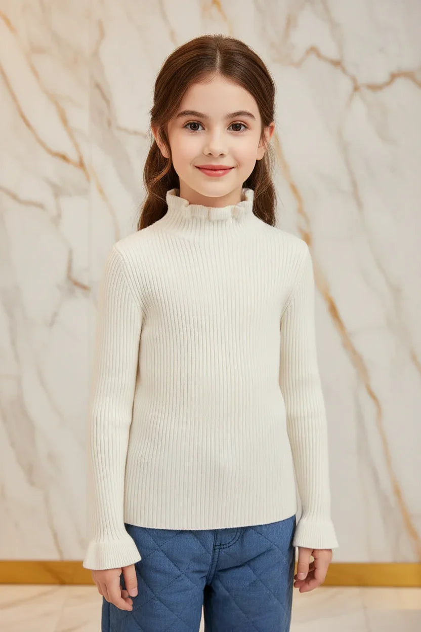 سويتر أبيض - لقطة قريبة علوية