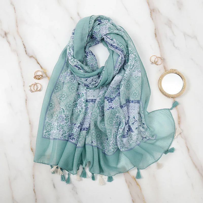 الشال مطوي بشكل عفوي أنيق