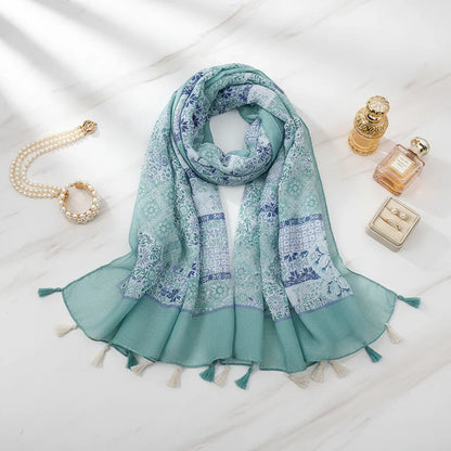 الشال مطوي بأناقة مع إكسسوارات فاخرة