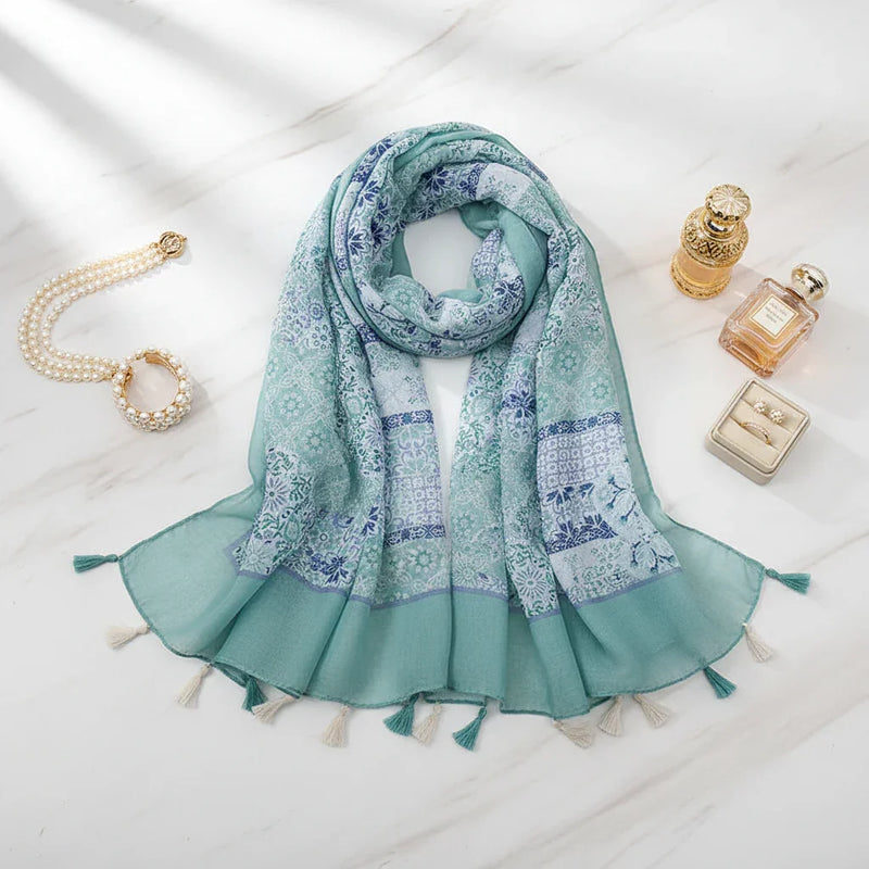الشال مطوي بأناقة مع إكسسوارات فاخرة