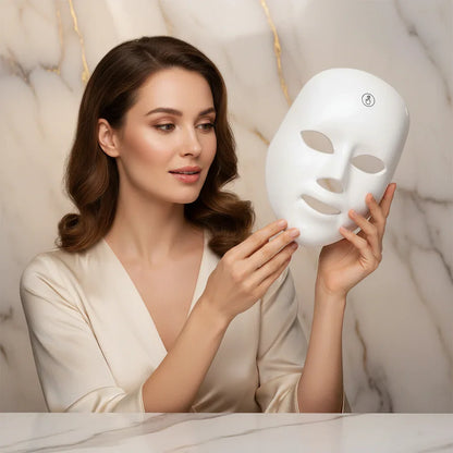 امرأة تمسك القناع بالقرب من وجهها