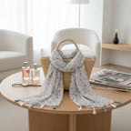 وشاح منسدل على حقيبة