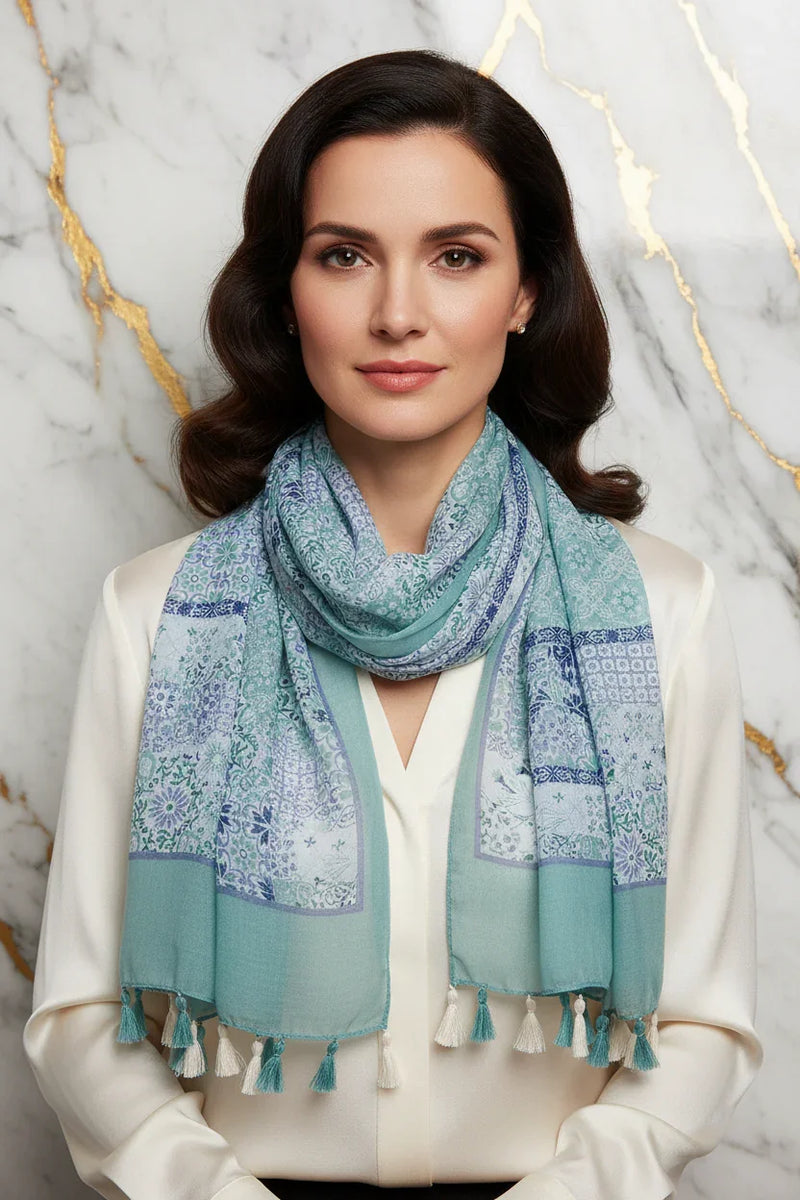 الشال منسدل بشكل فضفاض