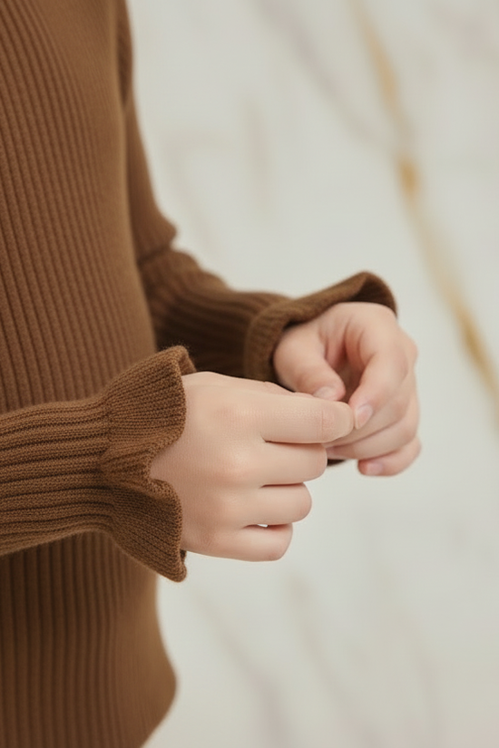 سويتر لون القهوة - تفاصيل الأكمام