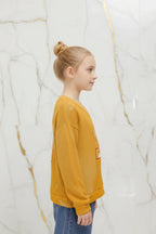 صورة جانبية - طفلة ترتدي السويتر