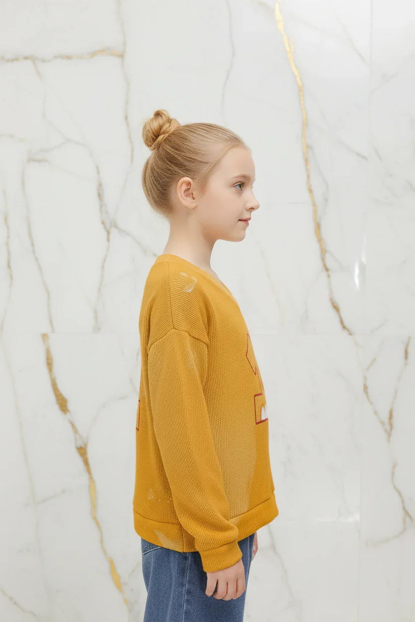 صورة جانبية - طفلة ترتدي السويتر