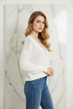 عارضة بالسويتر الأبيض - جانب أيمن