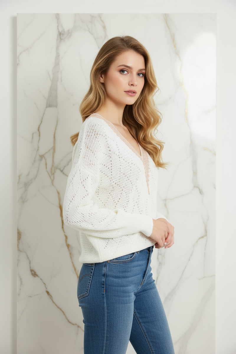 عارضة بالسويتر الأبيض - جانب أيمن