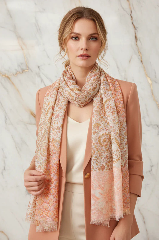 الشال منسدل بشكل فضفاض