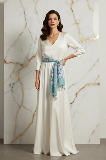 الشال مربوط كحزام حول الخصر