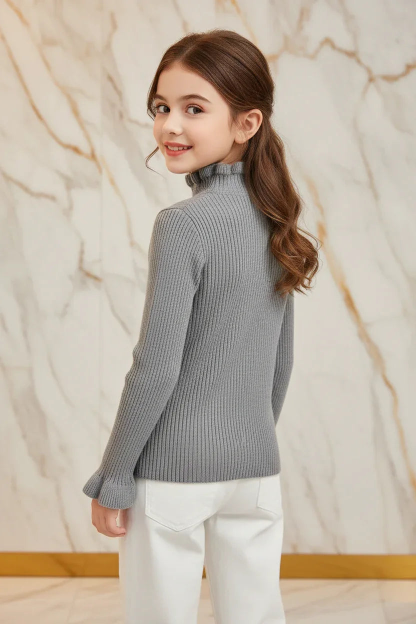 سويتر رمادي مع بنطال أبيض - خلفي