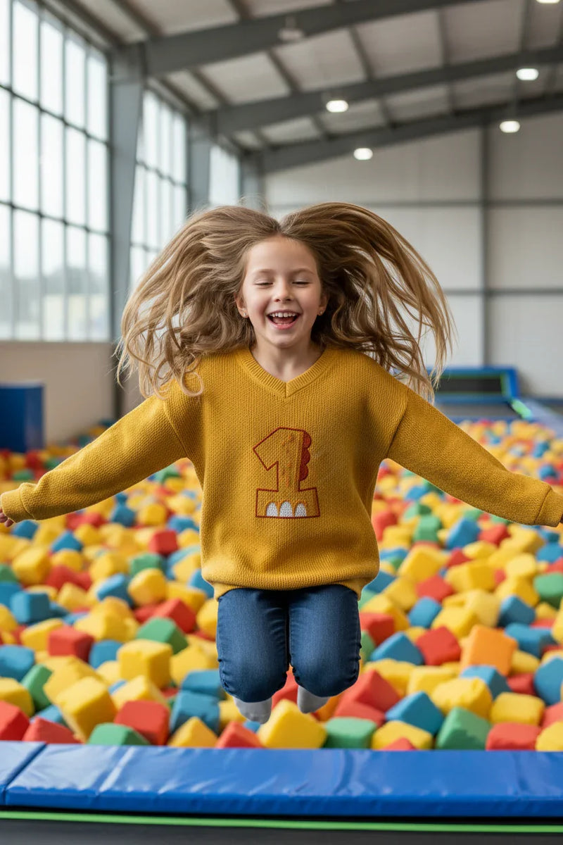 طفلة في الهواء أثناء القفز