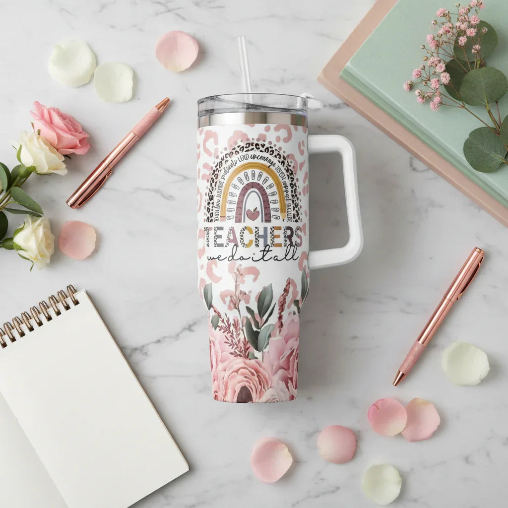 لقطة من الأعلى للكوب مع إكسسوارات