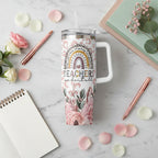 لقطة من الأعلى للكوب مع إكسسوارات