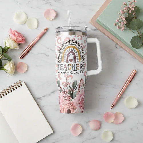 لقطة من الأعلى للكوب مع إكسسوارات