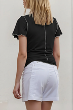 التيشيرت الأسود من الخلف