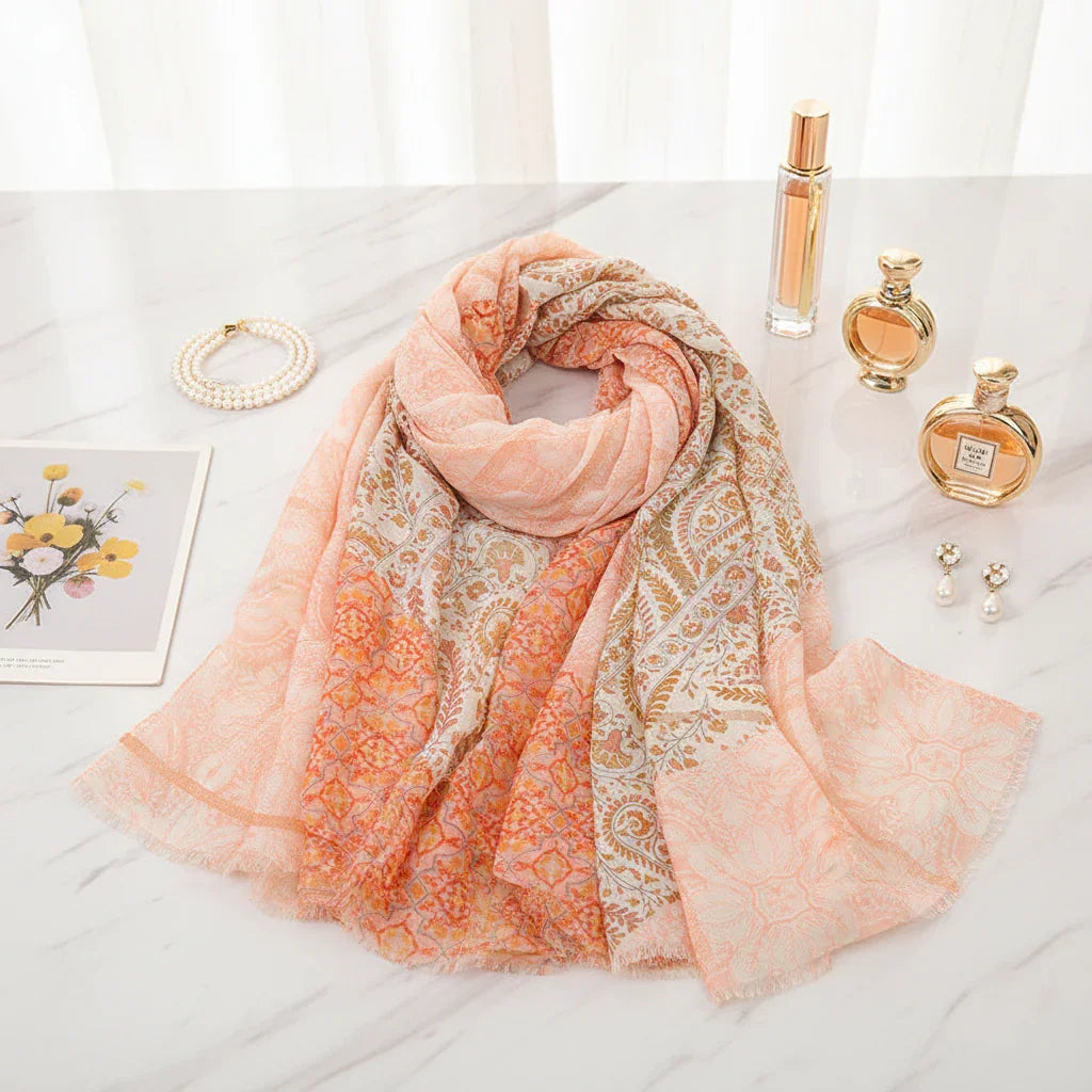 الشال مطوي بأناقة مع إكسسوارات فاخرة