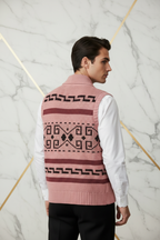 منظر خلفي - الرجل يرتدي السترة مع قميص أبيض