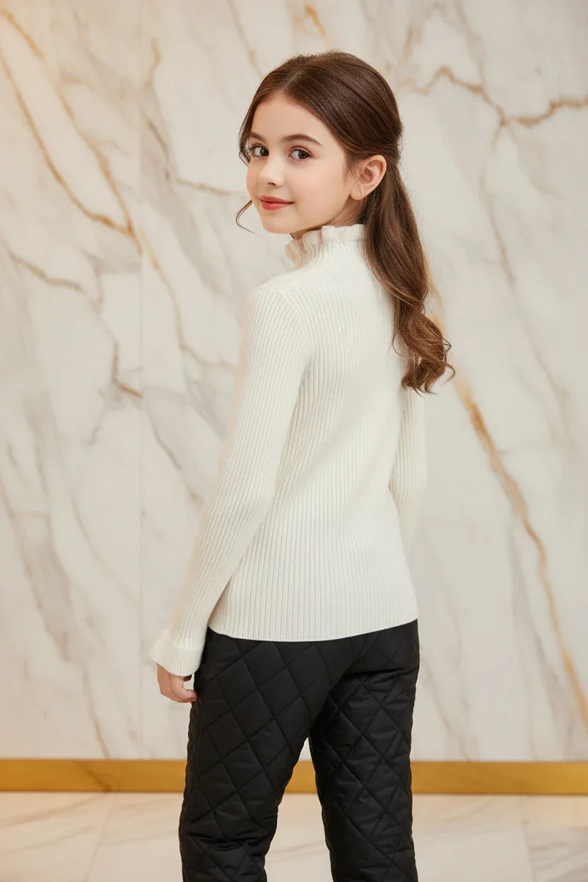 سويتر أبيض مع بنطال أسود - خلفي