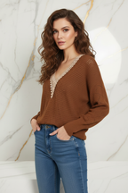 العارضة بالسويتر البني - زاوية أمامية