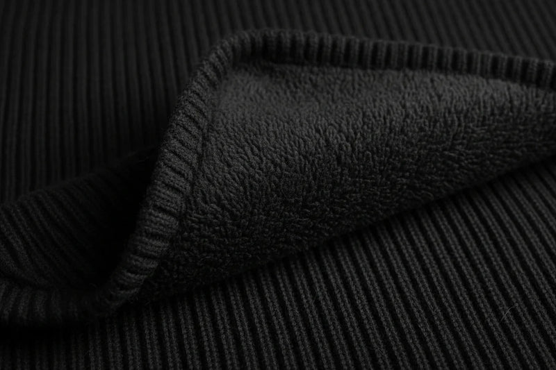 سويتر أسود مبطن - تفاصيل الفرو الأسود