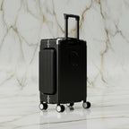 الحقيبة باللون الأسود