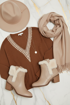 السويتر البني مع إكسسوارات بيج - تفاصيل