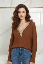 العارضة بالسويتر البني - تفاصيل