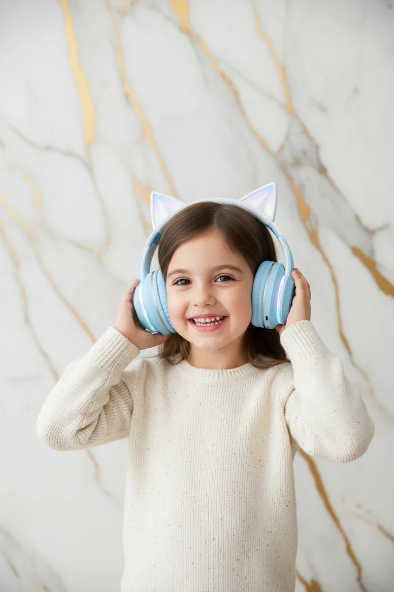 طفلة ترتدي السماعة