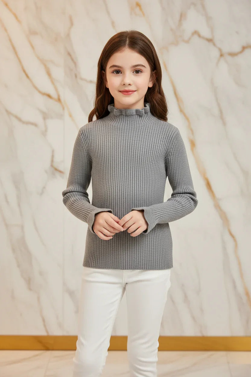 سويتر رمادي مع بنطال أبيض - أمامي