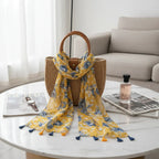 وشاح منسدل على حقيبة