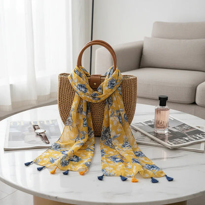 وشاح منسدل على حقيبة