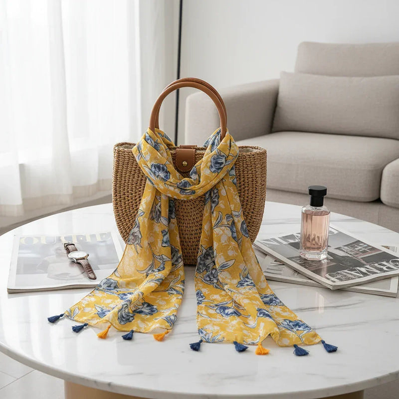 وشاح منسدل على حقيبة