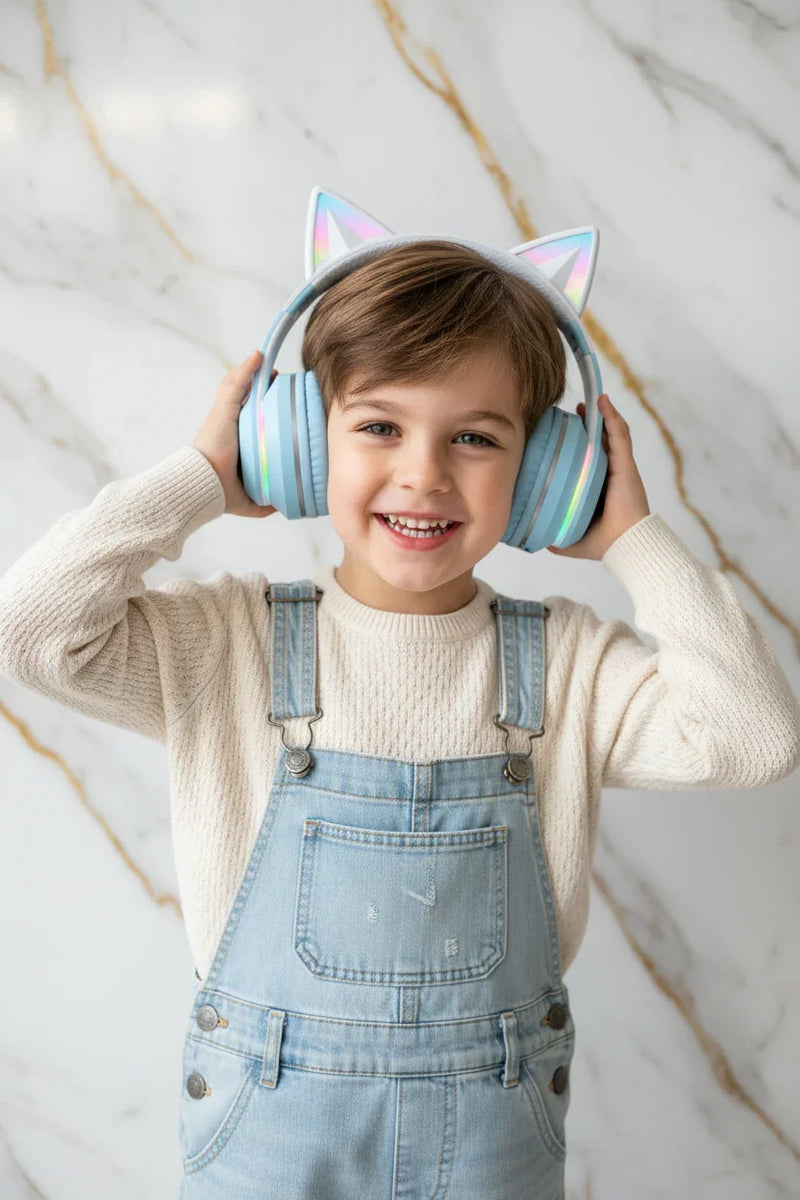 طفل يرتدي السماعة