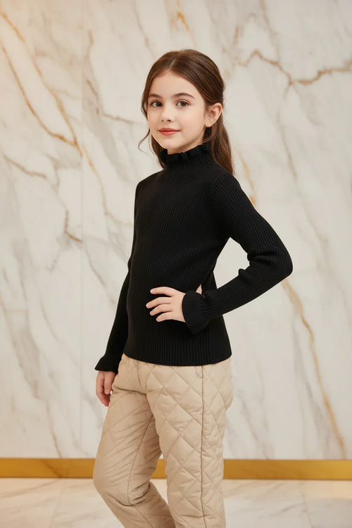 سويتر أسود مع بنطال بيج - زاوية يسار