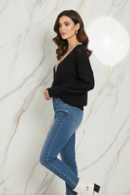 عارضة ترتدي السويتر - منظر جانبي