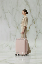 امرأة بزي بيج مع الحقيبة الوردية