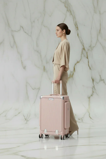 امرأة بزي بيج مع الحقيبة الوردية