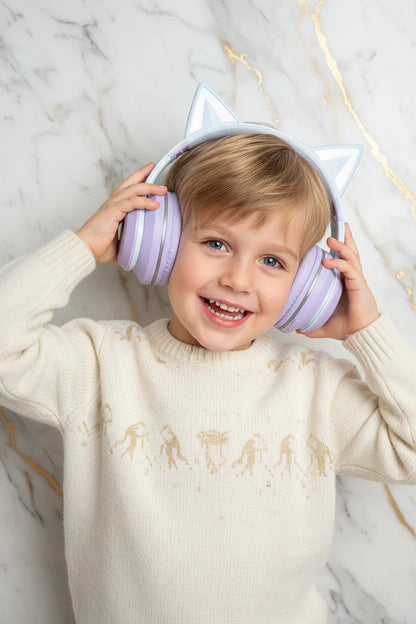 طفل يرتدي السماعة البنفسجية