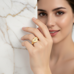 خاتم ذهبي - لقطة قريبة