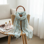 وشاح منسدل على حقيبة